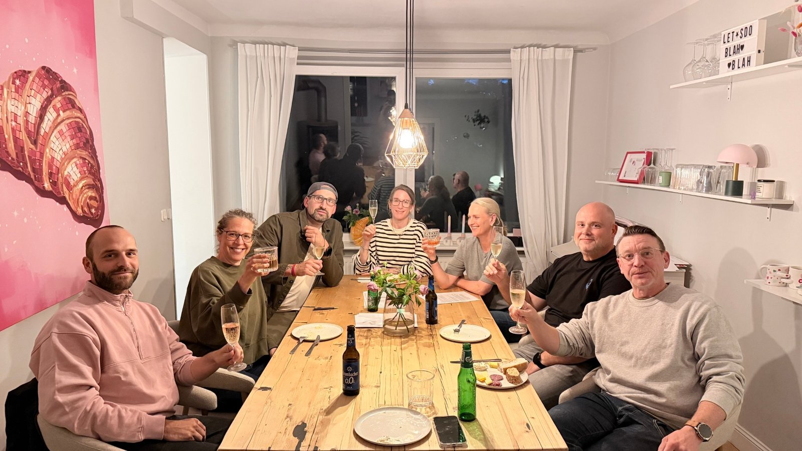 Das Team von Puls der Demokratie e.V. stößt gemeinsam an